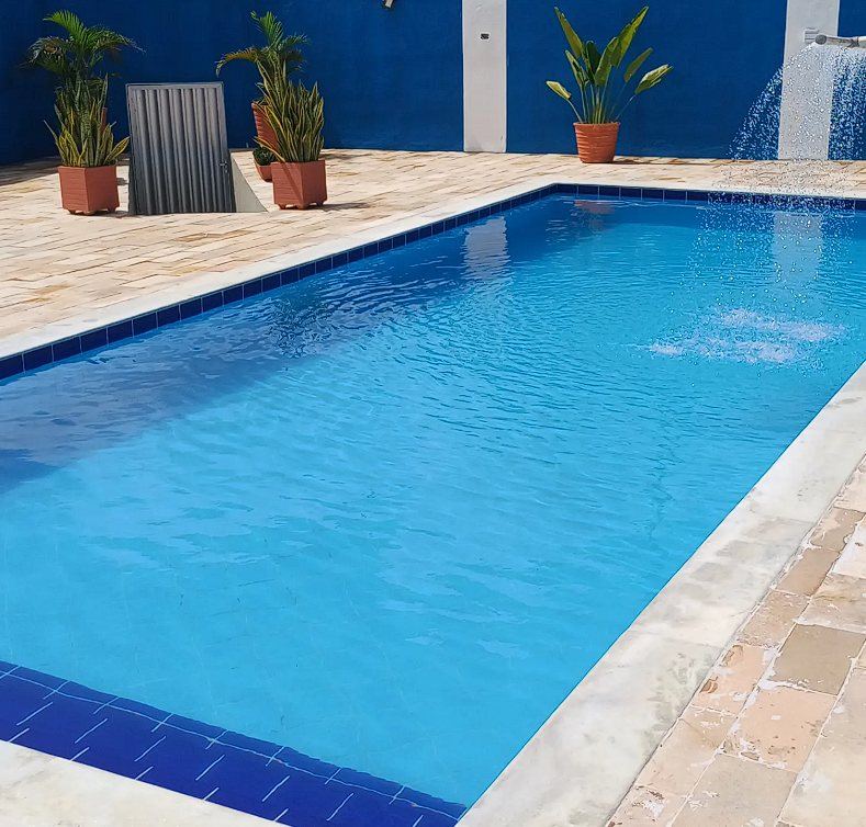 Piscina do Espaço Acqua Pinheiro com água azul e área externa